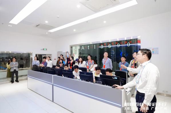人形机器人与黄仁勋上演未来派大戏：英伟达、1X引领人工智能新纪元